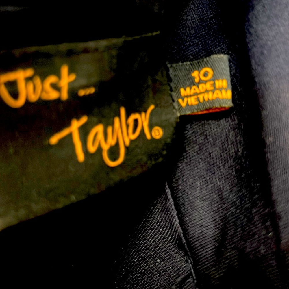 This navy blue dress it the best dress ever! Fancy pearl collar! Size 10. A plus